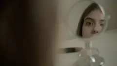 루마니아 여성들이 인신매매로 영국에 끌려와 불법 성매매에 동원되고 있다