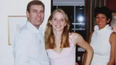 Andrés Mountbatten Windsor y Virginia Giuffre fueron tomados hace casi 25 años.