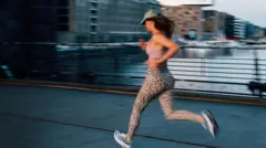 Mulher correndo em uma ponte