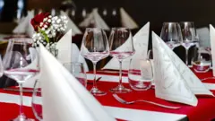 قاعة طعام فاخرة بأحد المطاعم في باريس