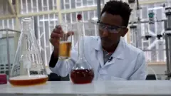 የአዲስ አበባ ዩኒቨርስቲ ሳይንስ እና ቴክኖሎጂ ዩኒቨርስቲ ኬሚካል ኢንጂነሪንግ ተማሪ የሆነው ኤርሚያስ ዋቅሹማ