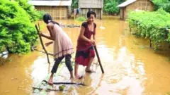 வெள்ளத்தில மிதந்து செல்லும் பெண்கள்