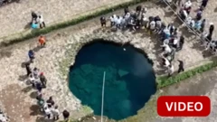 ராட்சத பள்ளத்தில் இருந்து தண்ணீரை பருகிய மக்கள்