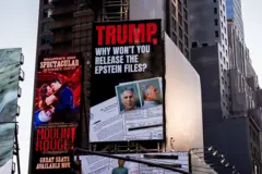 Publicidad en Times Square, Nueva York, pidiéndole a Trump que publique más información sobre Jeffrey Epstein