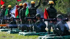 Soldados taiwaneses treinando usando RPGs montados no ombro