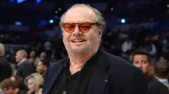 Jack Nicholson na arquibancada assistindo a um jogo de basquete