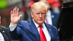 Donald Trump saluda