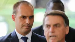 Bolsonaro'nun en büyük üçüncü oğlu olan Eduardo'nun (solda), devlet başkanının görüşleri üzerinde büyük etkisi olduğu biliniyor