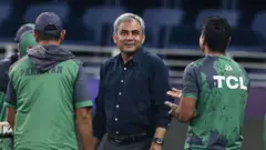 पाकिस्तान क्रिकेट बोर्ड के प्रमुख मोहसिन नकवी (बीच में) 22 फरवरी, 2025 को दुबई इंटरनेशनल स्टेडियम में टीम के सदस्यों से बात करते हुए. 