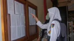 Wali murid bersama calon siswa mengecek daftar nama siswa yang diterima di SMA N 1 Batang, Kabupaten Batang, Jawa Tengah, Kamis (7/7/2022).