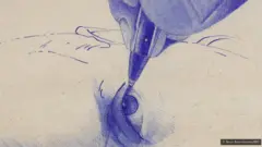 La bout d'un stylo, dessinant un œil sur un papier