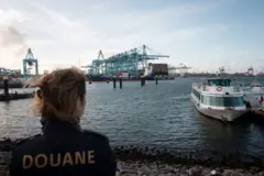 A imagem ilustrativa mostra um agente da alfândega no porto de Roterdã durante coletiva conjunta das autoridades alfandegárias belgas e holandesas sobre a cocaína interceptada nos portos da Antuérpia e de Roterdã em 2022