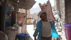 رجل يحمل الدقيق