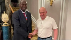Balozi Freddy Mapouka akipeana iyo Yevgeny Prigozhin