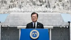 문재인 대통령은 이날 서울 동작구 국립서울현충원에서 열린 제66회 현충일 추념식에서 먼저 애국의 정신을 강조했다