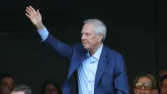 Aziz Yıldırım delegeleri selamlıyor.