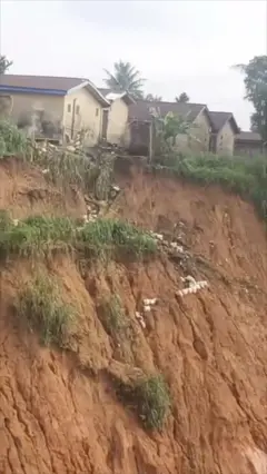 Ụlọ asatọ adabenyela na mbuze a, ma nweka ndị ọzọ ala ha zere n'okpuru ha
