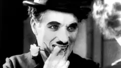 Charles Chaplin como o personagem Carlitos, na cena final do filme 'Luzes da Cidade' (1931)