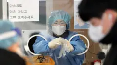 21일 서울역 선별진료소에서 의료진이 코로나19 검사를 준비하고 있다