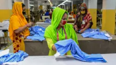 ঢাকার একটি পোশাক কারখানায় কাজে ফিরেছেন শ্রমিকরা