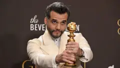 Wagner Moura segura troféu no Globo de Ouro