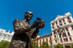 Estátua de García Lorca na Praça de Santa Ana, em Madri.