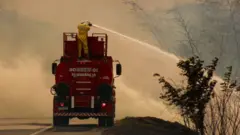 Bombeiro combatendo incêndio na rodovia SP-215como ganhar na bet nacionalSão Carlos (SP),como ganhar na bet nacional23como ganhar na bet nacionalagostocomo ganhar na bet nacional2024