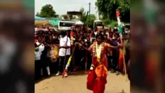 तमिलनाडुको तूतीकोरिनमा एउटी दुलहीले विवाहको लुगा लगाएर मार्शल आर्ट गरेको भिडिओ भाइरल भएको छ। हेर्नुहोस् उनको भिडिओ।