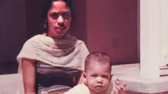 Kamala Harris de bebé con su madre Shyamala Gopalan.
