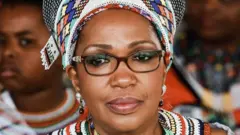 Umwamikazi Mantfombi Dlamini Zulu mu birori byitwa ' Zulu 200' byo kwizihiza ukubaho kwa Zulu Nation ku kibuga cy'indege cya 'King Shaka International airport' i Durban omu kwezi kwa cyenda, 2013.