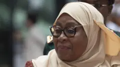 Perezida wa Tanzania Samia Suluhu Hassan ubwo yari ageze ku kibuga mpuzamahanga cy'indege cya Beijing Capital International Airport, i Beijing mu Bushinwa, ku itariki ya 3 Nzeri (9) mu mwaka wa 2024