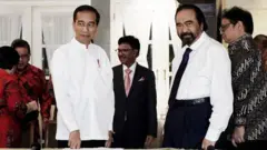Presiden Jokowi dan Ketua Umum Nasdem, Surya Paloh dalam konferensi pers bersama pada tahun 2018.