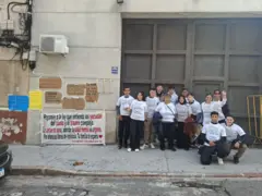 Sara y sus hermanos protestando