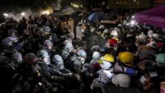 カリフォルニア大学ロサンゼルス校（UCLA）のキャンパスでパレスチナ支持を訴えるデモ隊を警察が排除した