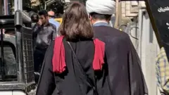 İran'da bir kadın başı açık yürüyor