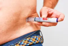 Uma pessoa aplicando uma caneta emagrecedora na barriga
