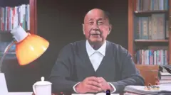 جین یونگ، عضو آکادمی مهندسی چین، در جریان کنفرانس سالانه وب  آینده اینترنت با نسخه دیجیتال چن شیسن، دانشمند برجسته چینی، گفتگو می‌کند