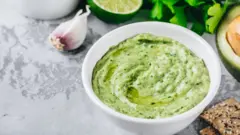 Un plato de salsa de aguacate