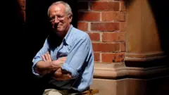 Robert Fisk yari azwi cyane nk'umunyamakuru wo mu burasirazuba bwo hagati aho yatangiye gukorera kuva mu myaka ya 1970