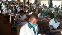 Ụmụụlọakwụkwọ ka ha na-ele ule