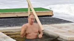 بوتين يشارك الأرثوذكس الروس بالغطاس في ماء بارد!