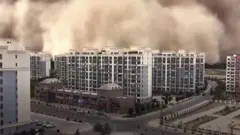 облако пыли над городом