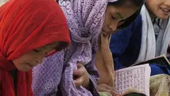 Niñas leyendo el Corán