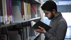 شاب في مكتبة