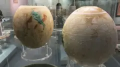 دو تخم شترمرغ که در مقبره (elite) نخبگان آیسیس در شهر وولچی ایتالیا در زمان تمدن اتروسک پیدا شده