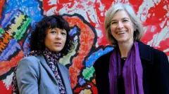 الباحثة الفرنسية في علم الأحياء الدقيقة وعلم الوراثة والكيمياء الحيوية إيمانويل شاربنتييه (يسار) وأستاذة الكيمياء والبيولوجيا الجزيئية والخلوية الأمريكية جينيفر دودنا