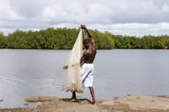 Un pêcheur tenant son filet de pêche