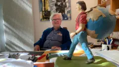 Philippe Gloaguen en su mesa de trabajo.