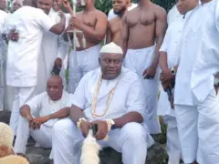 Kabiyesi Ọwa Ale ati awọn eeyan ilu Ikarẹ nibi ayẹyẹ ọdun Olokemeji