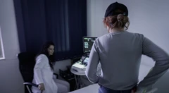 Yüzünü de gizlediğimiz Alina doktor kontrolünden geçiyor